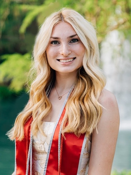 Headshot of Mari Lynn 