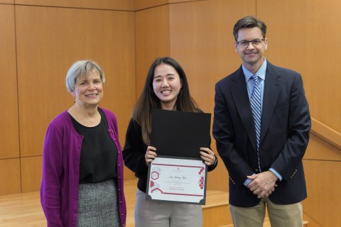 Joo Young Na receiving award